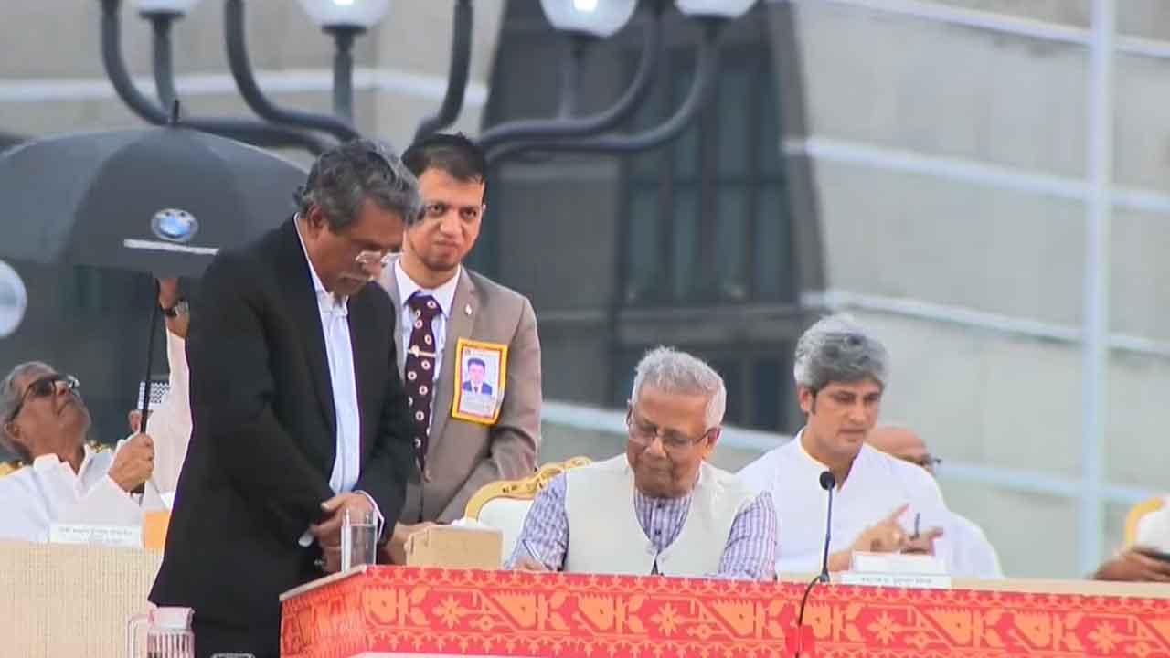 জুলাই সনদ স্বাক্ষর করলেন প্রধান উপদেষ্টা ও রাজনৈতিক নেতারা